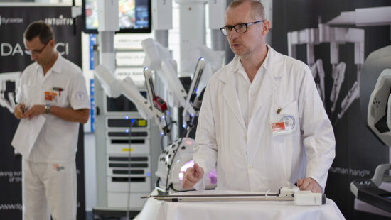 The Masaryk Memorial Cancer Institute celebrates the 1000th operation on the da Vinci robotic system